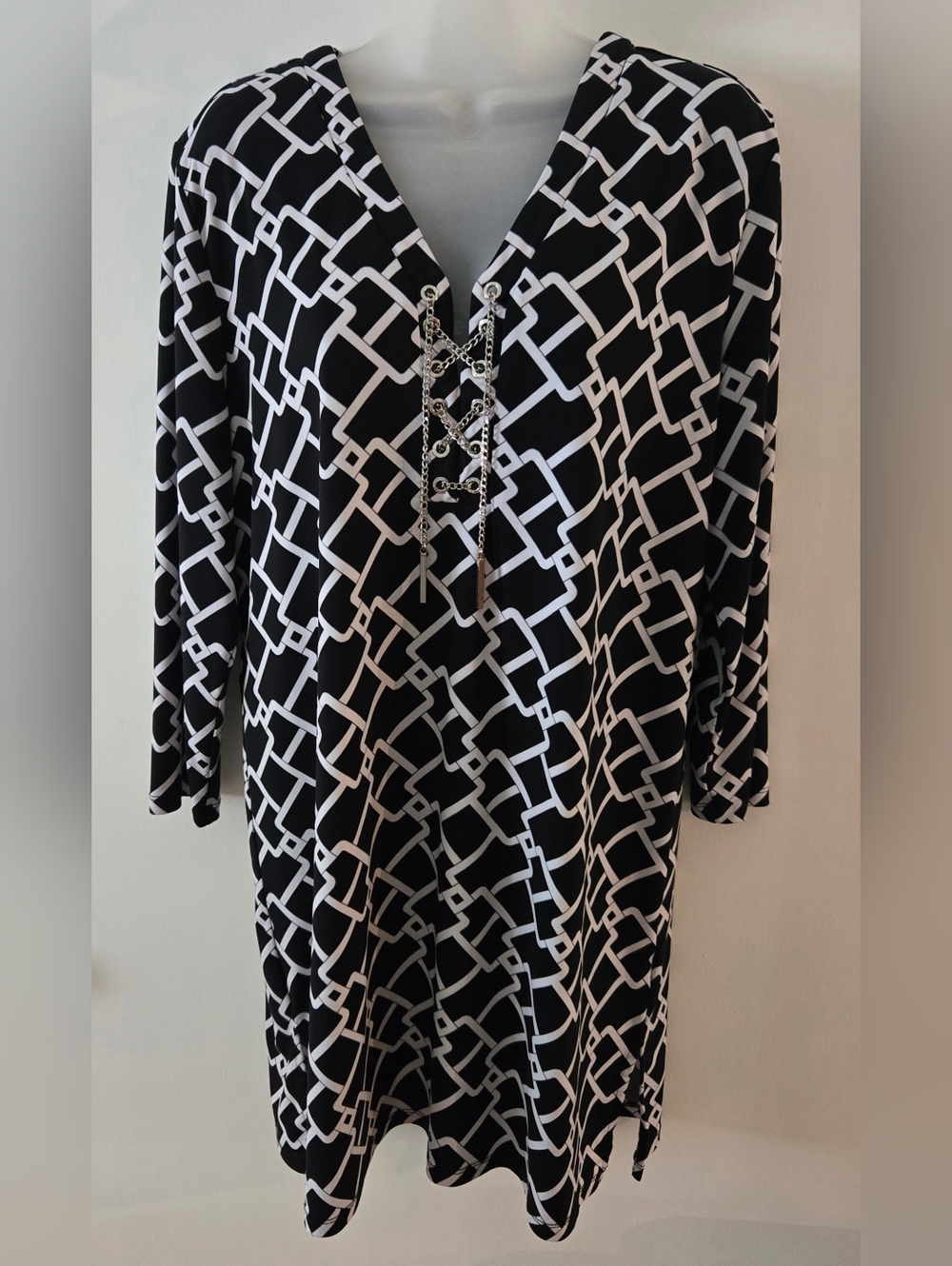 Michael Kors Dress Sz XL Black And White Above Knee Length Chain Laces Euc